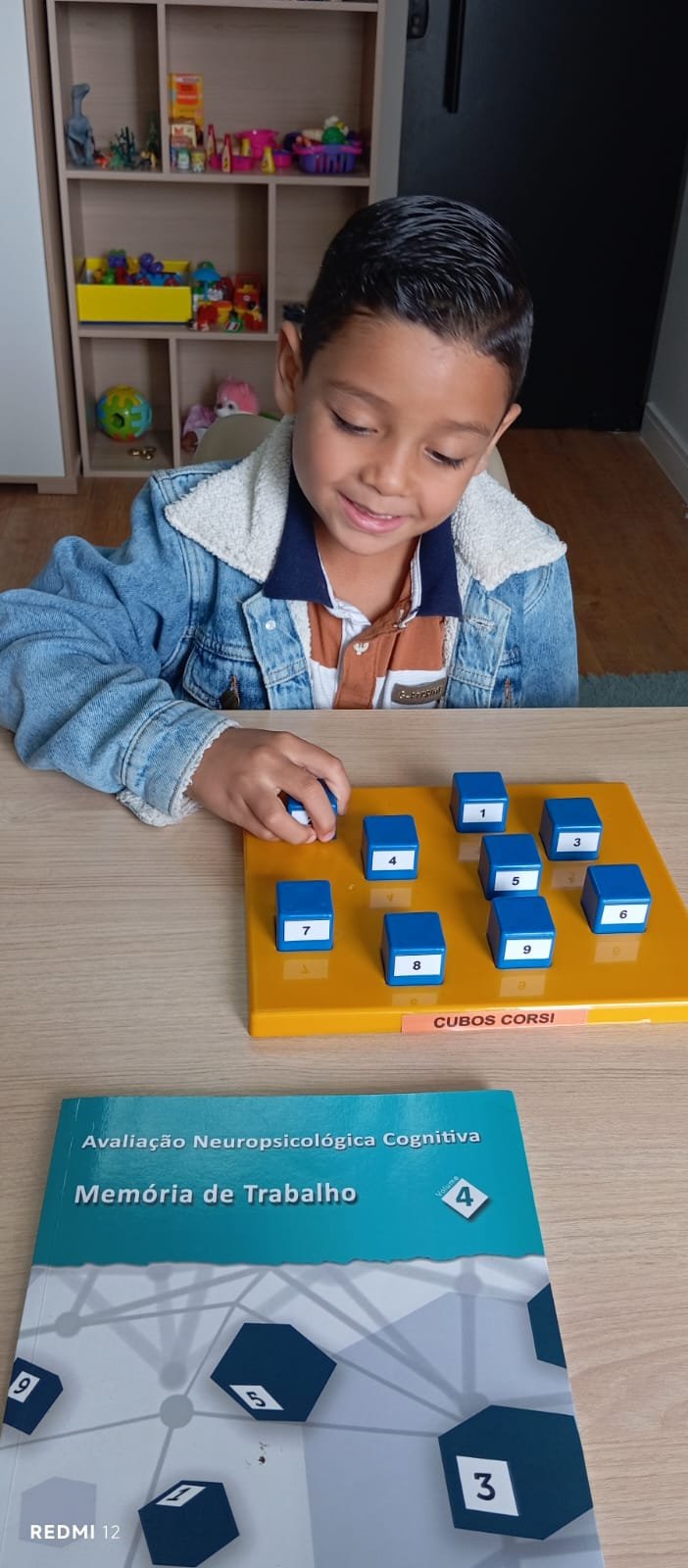 Atendimento psicopedagógico infantil com materiais lúdicos
