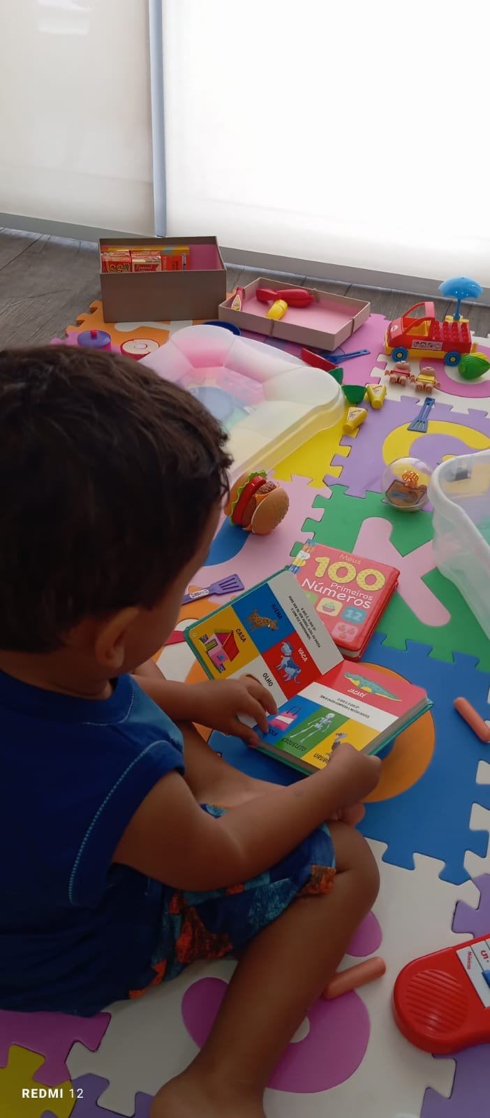 Criança lendo livro